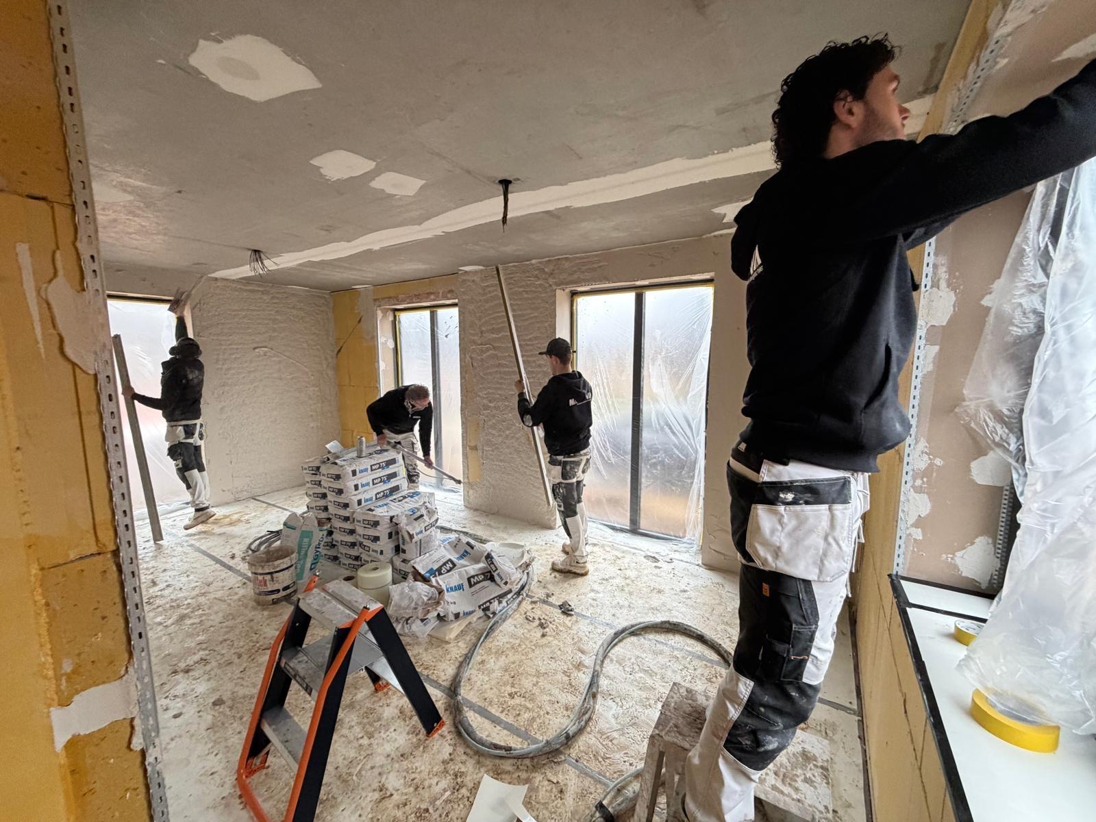 Mabova Stukadoors team aan het werk in een woning
